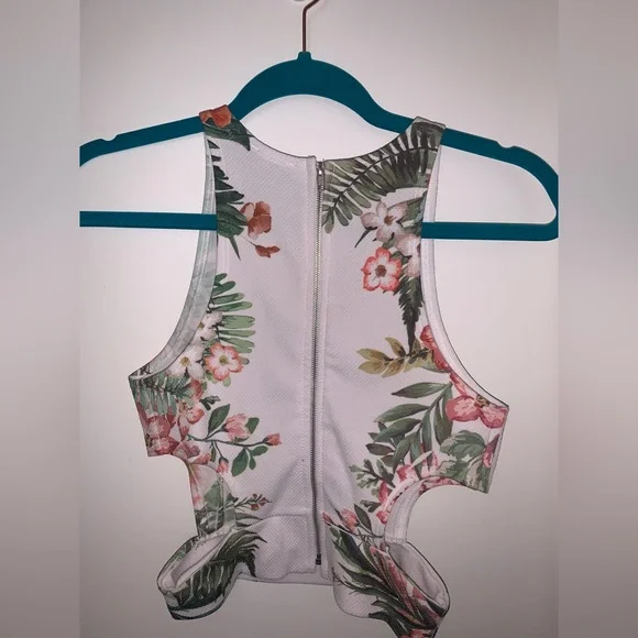 Super cute floral top with cutouts🌸 - Picture 3 of 7